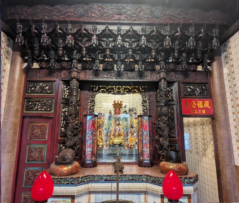 觀音佛祖像、註生娘娘像(右)與地藏王菩薩像(左)。（照片提供者：歷史所吳紹嘉、蔡尚廷）