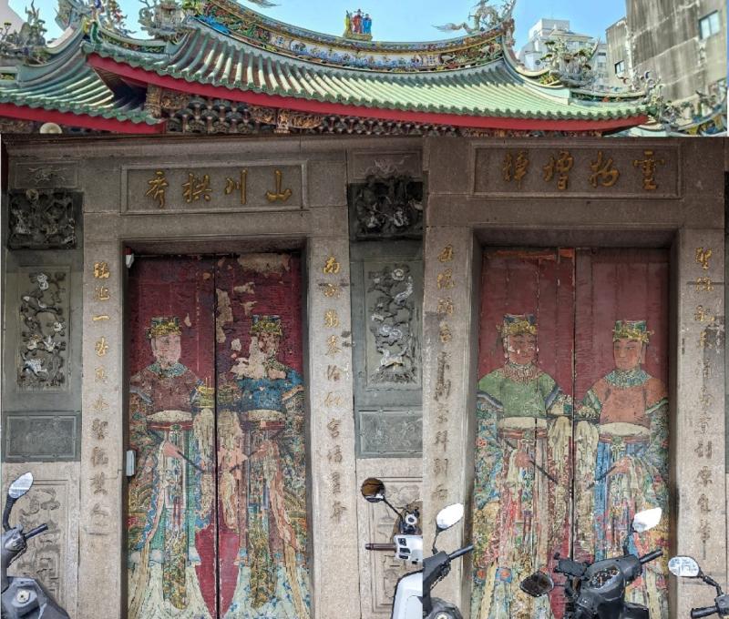 南瑤宮屋頂與門神。（照片提供者：歷史所吳紹嘉、蔡尚廷）