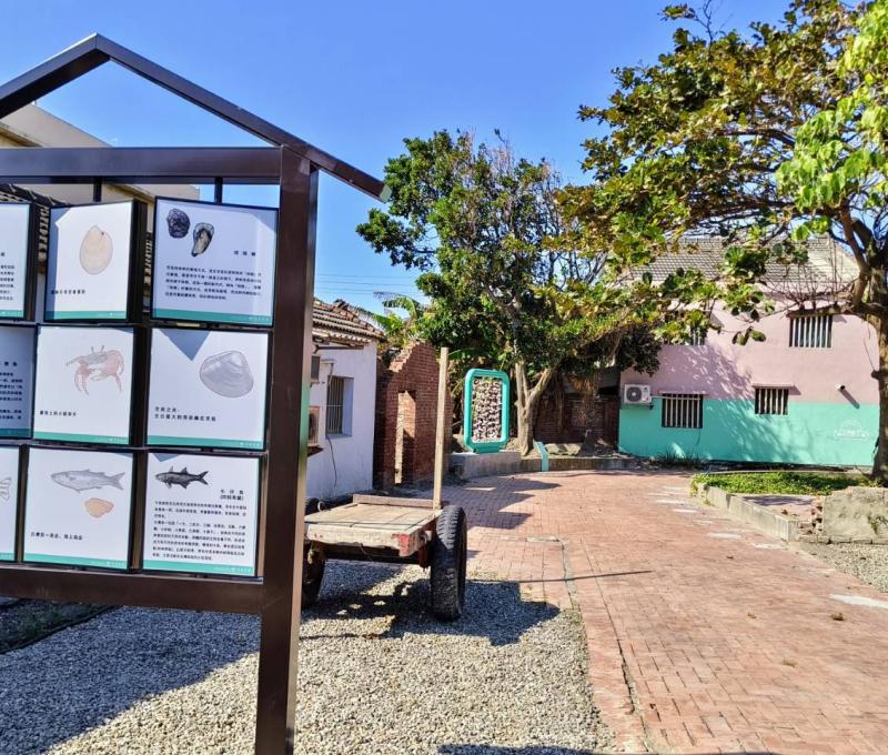 番仔挖2號芳苑物種翻翻牌與牛車展示（照片提供者：林雅婷 / 拍攝日期：2025.02.14）