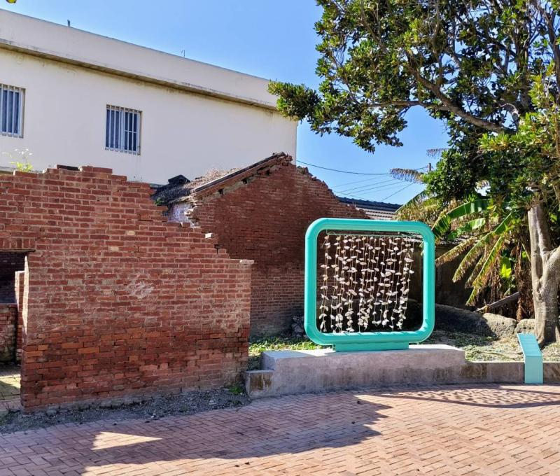 番仔挖2號鐵藝家蔡志賢老師利用蚵殼創造屬於芳苑映象的作品（照片提供者：林雅婷 / 拍攝日期：2025.02.14）