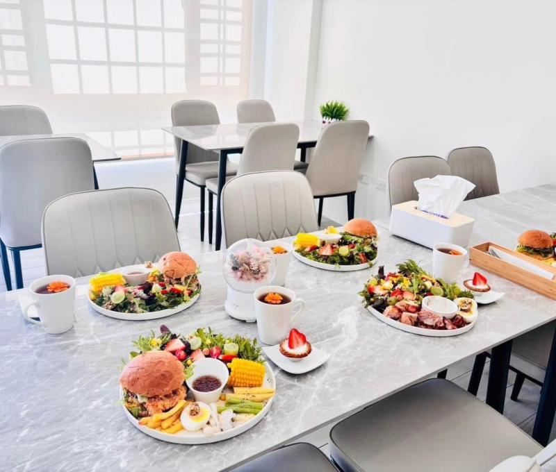 水耕蔬菜沙拉館內部座位及餐點（照片提供者：黃雯鈴）