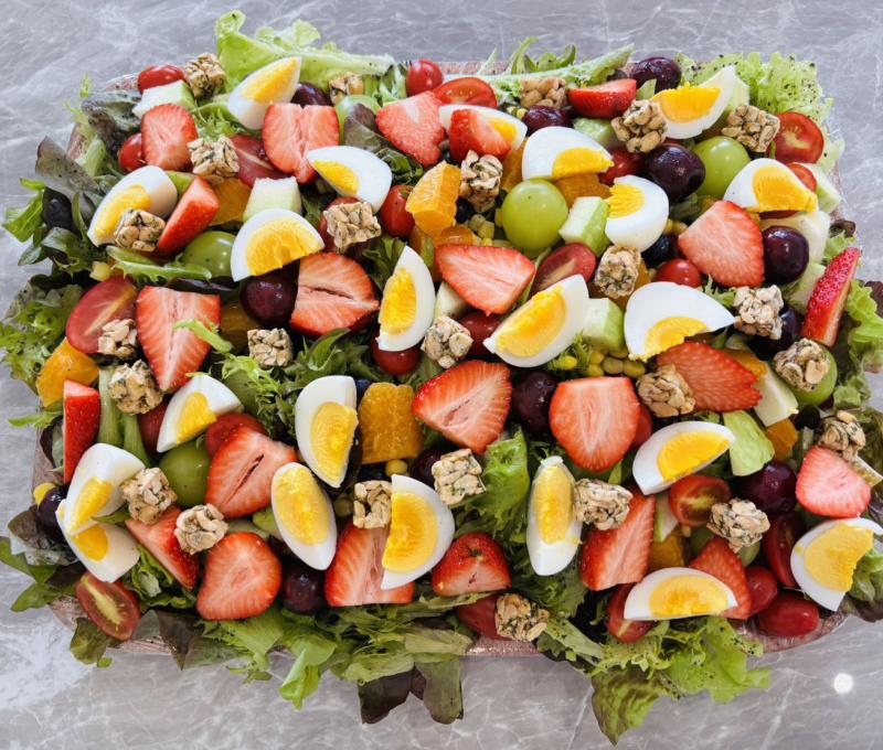 水果沙拉盤，撒上芳苑在地花生糖。（照片提供者：黃雯鈴）