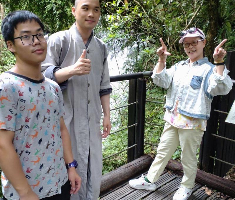 林美石磐步道學生拍攝剪影（照片提供者：劉慶適、釋慧緣、蔡嘉朗 / 拍攝日期：2025.10.31）