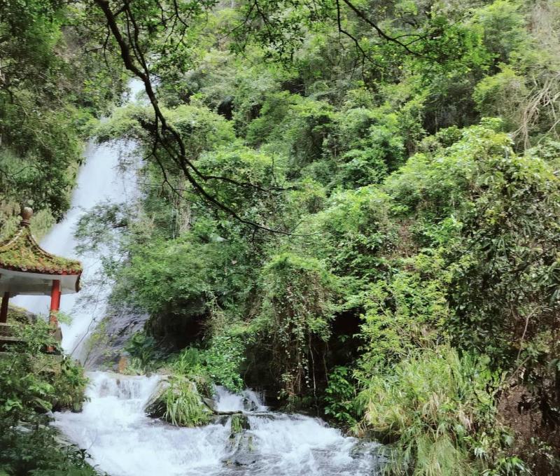 五峰旗瀑布三層瀑布美景(照片提供者：李宸嘉、楊凱婷、陳元恩 / 拍攝日期：2025.10.31)