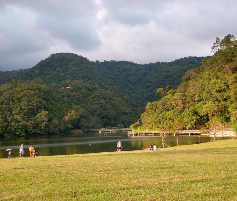 龍潭湖美景(照片提供者：林芷芸、簡素枝、郭芳羚、孫永冠、釋悟覺 / 拍攝日期：2025.10.31)