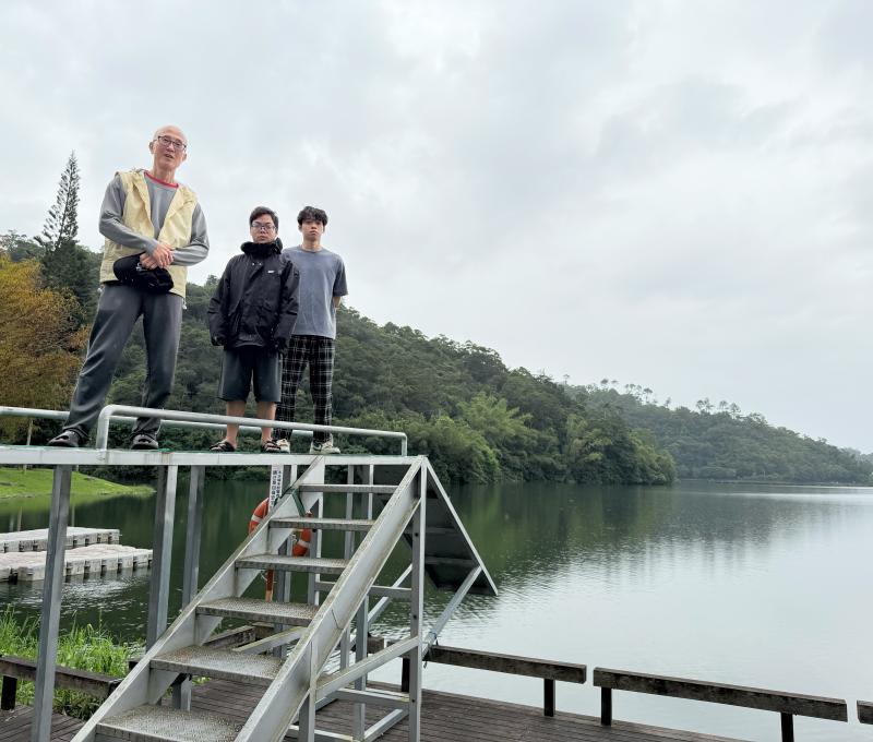 組員與龍潭湖合照(照片提供者：楊語政、陳晏鋐、王巨中、釋慧諭 / 拍攝日期：2025.10.31)