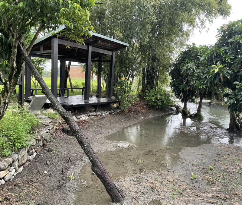 武暖石板橋旁涼亭(照片提供者：薛品均、陳明書、張云甄、黃曉惠 / 拍攝日期：2025.10.30)