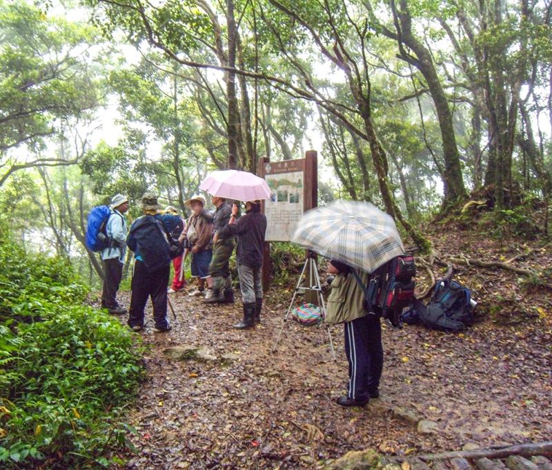 調查人員於州廳界解說牌前測量和攝影 照片提供者：原住民族委員會原住民族文化發展中心／拍攝日期：109.11.27