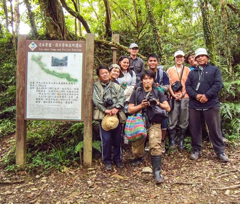 調查人員於浸水營駐在所前的解說牌合影 照片提供者：原住民族委員會原住民族文化發展中心／拍攝日期：109.11.27