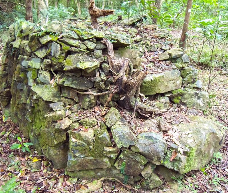 出水坡駐在所前方設置的升旗台基座  照片提供者：原住民族委員會原住民族文化發展中心／拍攝日期：109.11.27