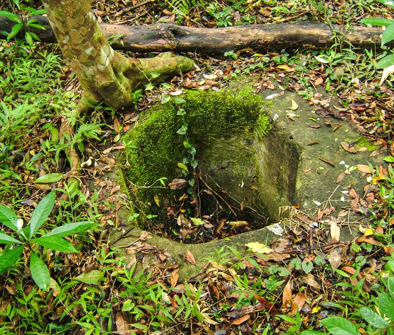 出水坡駐在所平台上用途不明的八角孔洞 照片提供者：原住民族委員會原住民族文化發展中心／拍攝日期：109.11.27