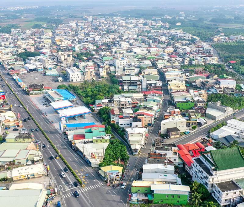 高空拍攝水底寮聚落，左側雙線道公路為臺一線 照片提供者：原住民族委員會原住民族文化發展中心／拍攝日期：109.11.27