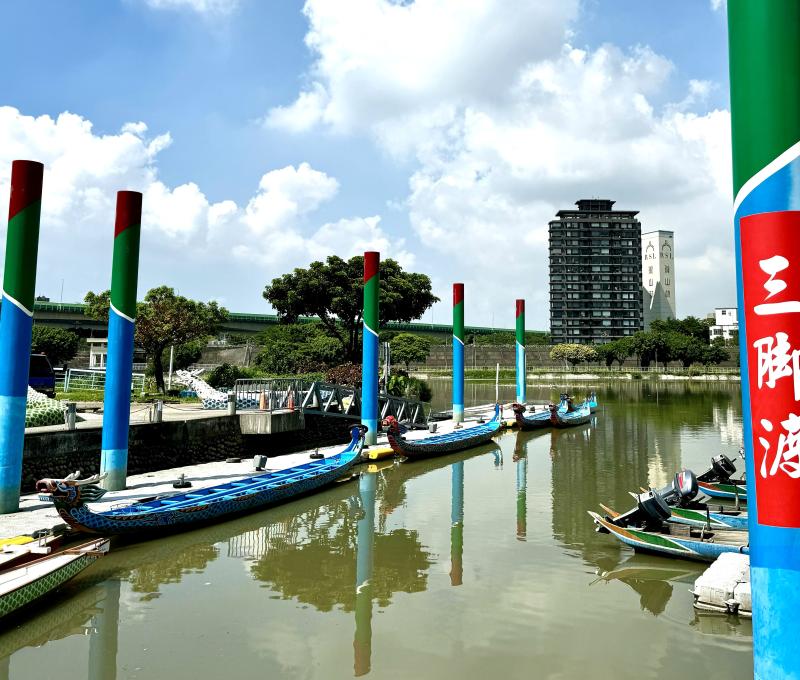 「臺北最後一個碼頭」─士林三腳渡的龍船。／資料來源：李宗信拍攝（2024年8月5日）。《島都之河》，頁254。