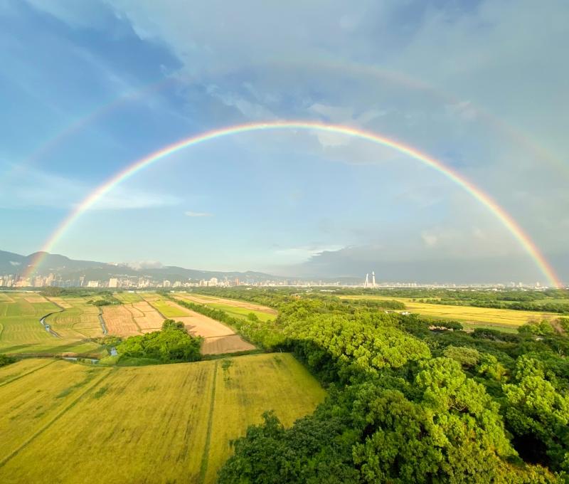 颱風來臨前夕，於關渡大愛電視臺拍到的彩虹。／資料來源：大愛電視臺氣象主播倪銘均提供。《島都之河》，頁218。