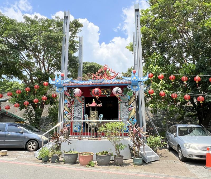 三腳渡的升降土地公。／資料來源：毛毓翔拍攝（2024年8月5日）。《島都之河》，頁241。