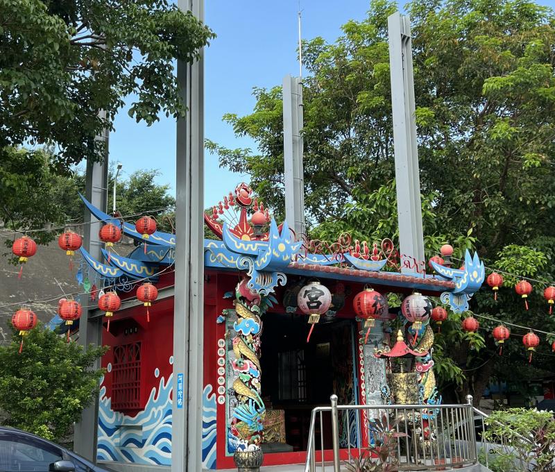 天德宮設計一座升降機，四角四支鐵柱，底下裝一底盤，將重達18 噸的廟放在上面。只要颱風警報發布，廟方人員就焚一柱清香默禱，後將廟升高。／資料來源：毛毓翔拍攝（2024年8月5日）。