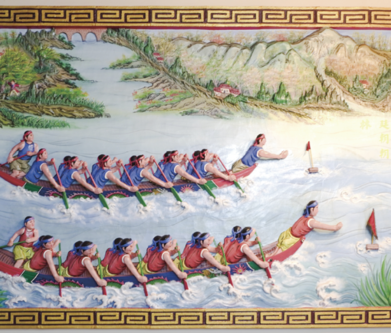洲美屈原宮正殿右壁之龍舟競渡浮雕。／資料來源：毛毓翔拍攝（2025年5月27日）。《島都之河》，頁251。