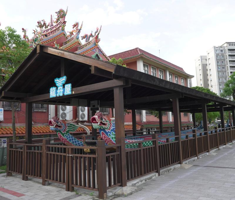 屈原宮旁設有龍舟屋。／資料來源：毛毓翔拍攝（2025年5月27日）。