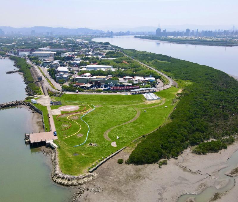島頭望河：社子島被兩河(淡水河、基隆河)擁抱的綠帶。／資料來源：毛毓翔拍攝（2025年4月23日）。