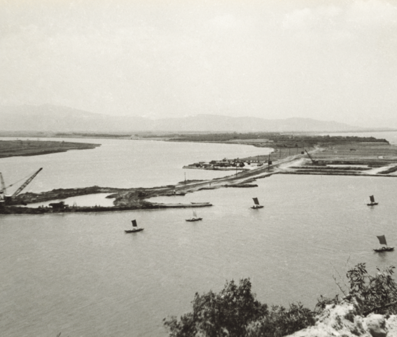 社子島北端沙洲挖除中之照片。／資料來源：〈臺北地區防洪治本計畫-0059〉（1965），臺北市立文獻館典藏。《島都之河》，頁440。