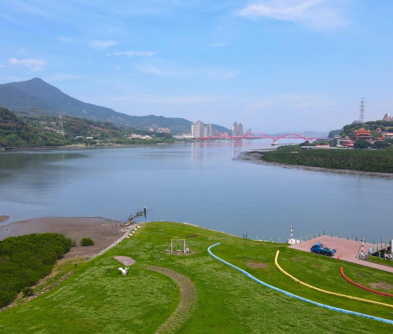 河海交界的緩衝：社子島北端俯瞰關渡隘口。／資料來源：毛毓翔拍攝（2025年4月23日）。