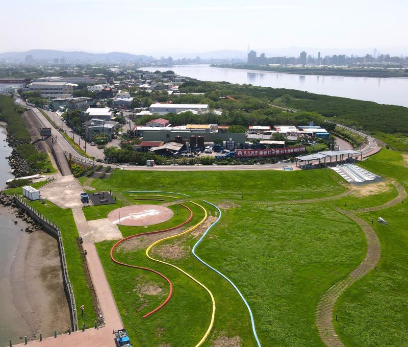 出盆口的綠弧：社子島島頭公園航拍圖。／資料來源：毛毓翔拍攝（2025年4月23日）。