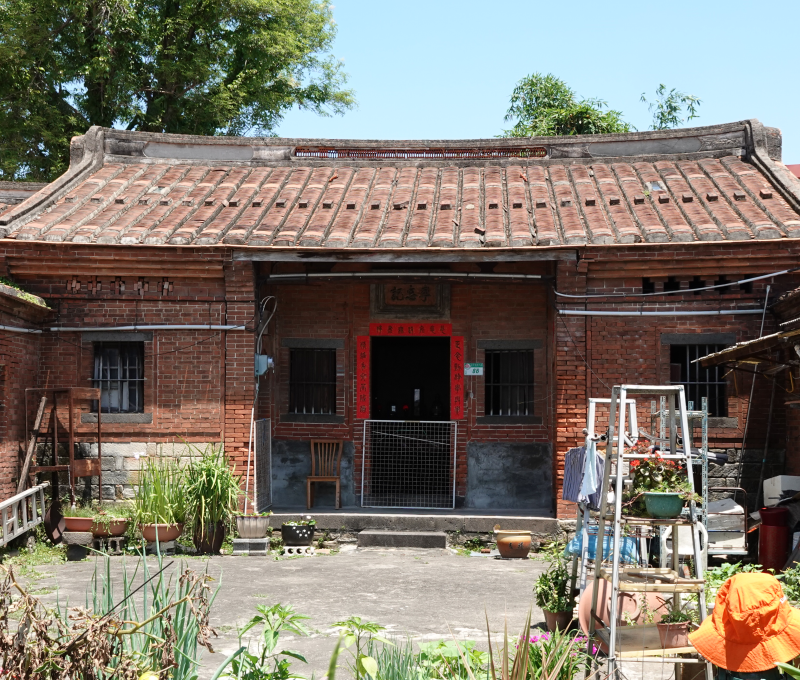 李忠記宅為雙護龍三合院的建築格局／資料來源：毛毓翔拍攝（2025年4月23日）。