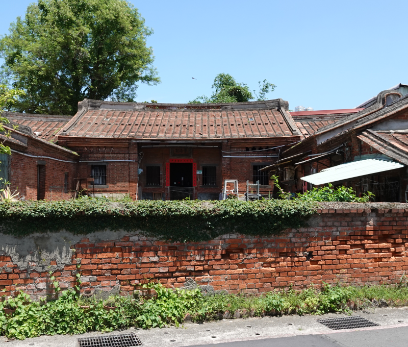 李忠記宅應對洪災，砌高基座，住在磚造的樓房，再起牆蓋屋，地基高度甚至可達一點五公尺／資料來源：毛毓翔拍攝（2025年4月23日）。