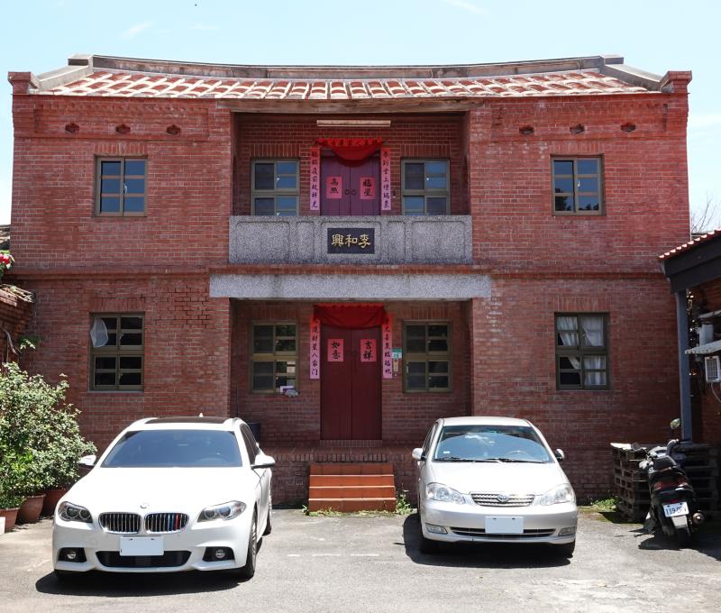 李和興宅應對洪水，採垂直式避災，洪水來時，族人能齊聚二樓避災／資料來源：毛毓翔拍攝（2025年4月23日）。