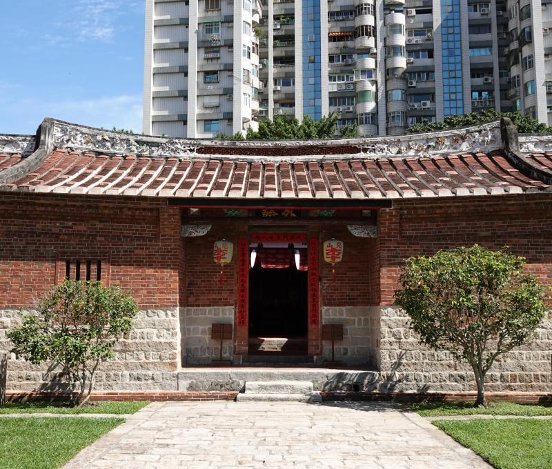 蘆洲李宅由於位處在低濕盆地，先砌高石堡平臺再起屋。／資料來源：毛毓翔拍攝（2025年4月23日）。