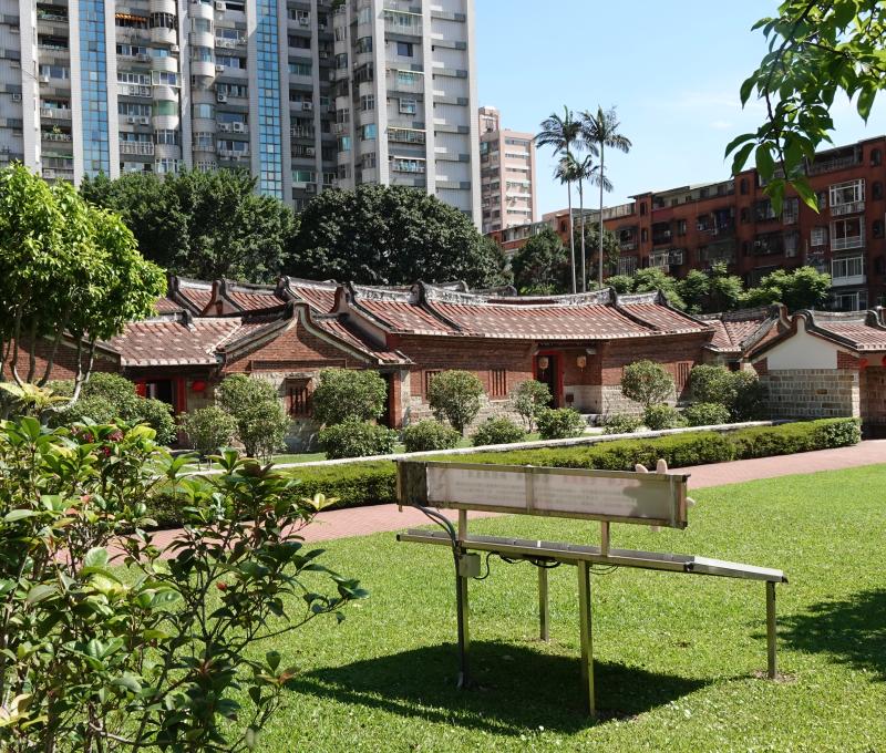 蘆洲李宅是兌山里家在蘆洲的支派之住宅，宅院約建於19-20世紀之交，座落在沼澤遍布的南港仔地帶，即蘆洲西北。建築本體採花崗岩厚牆、牆面至今仍可見洪水線。／資料來源：毛毓翔拍攝（2025年4月23日）。