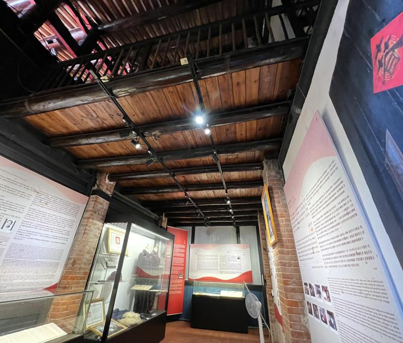 「半樓仔」（即屋內的夾層閣樓），需要時可迅速把人與物資抬高垂直式避災，成為淡水河下游住屋的日常智慧。／資料來源：毛毓翔拍攝（2025年4月23日）。