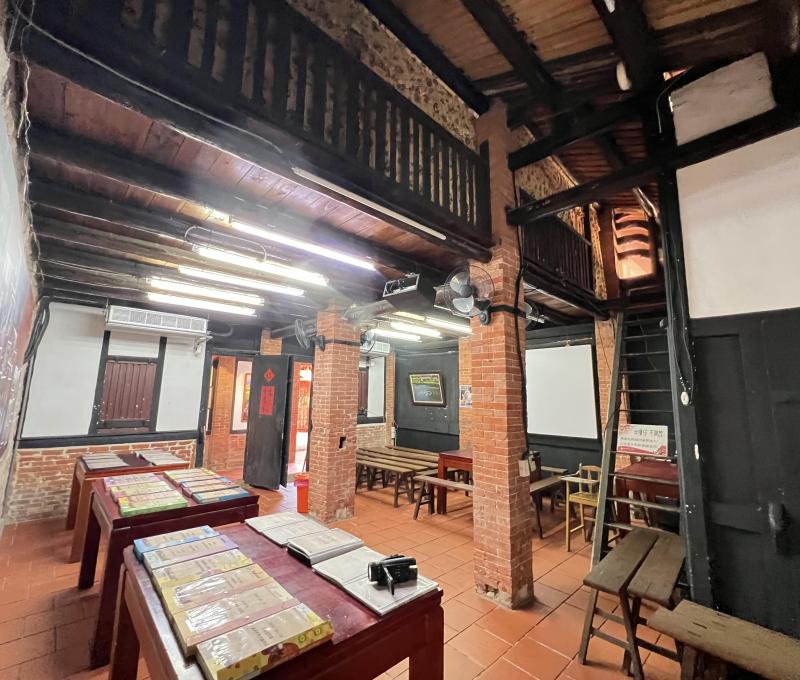 半樓仔設在正身各角，平日儲物，遇大水即作臨時避洪空間。／資料來源：毛毓翔拍攝（2025年4月23日）。