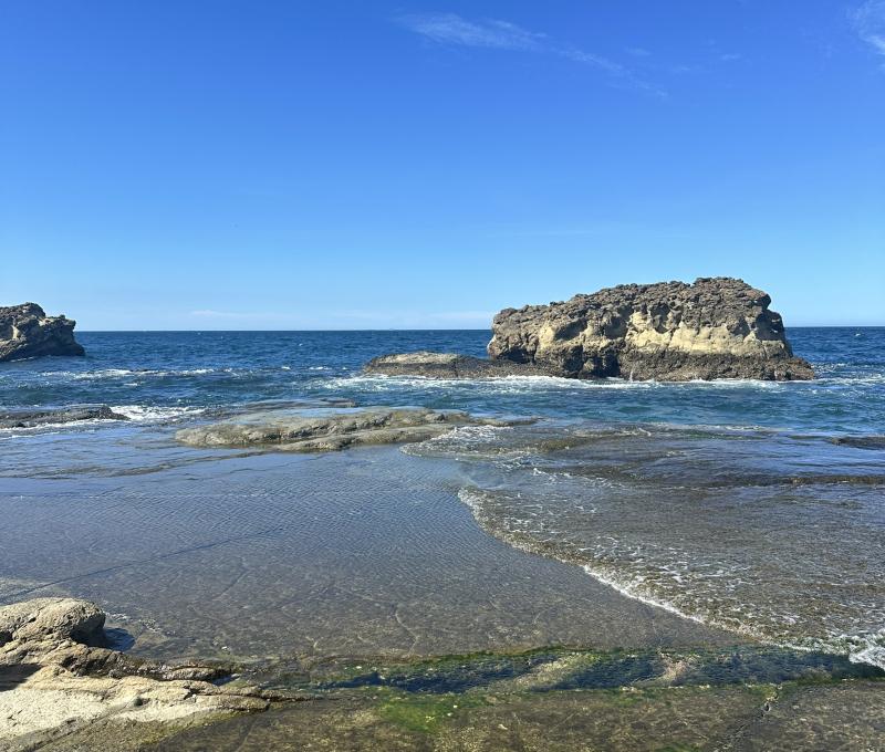 八斗子海岸岩盤水紋藍海晴空寧靜景。拍攝者：王韋齊／拍攝日期：2025/09/30