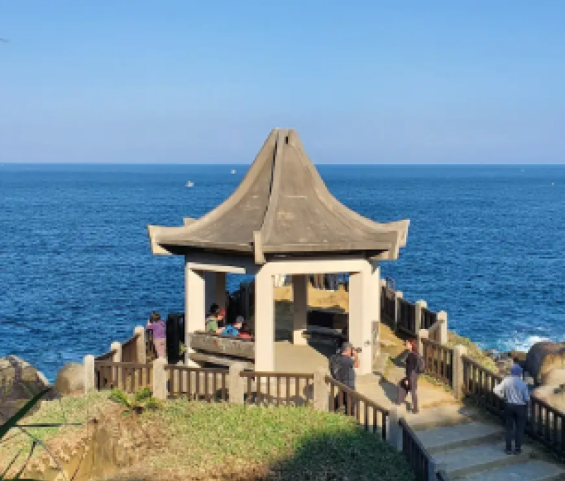 等嶼亭前方可見基隆嶼，下方有千敷疊翠的海蝕地景。拍攝者：王懷璿∕拍攝日期：2025/12/16
