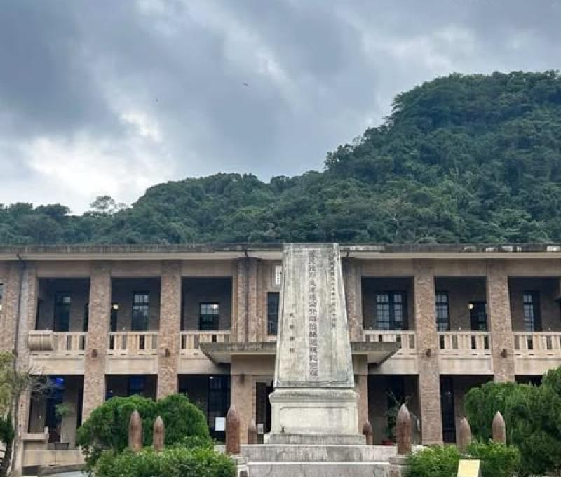 要塞司令部入口：翠綠山嵐下，砲彈石柱夾道守望，引領旅人步入這座守護海港的舊指揮所。 拍攝者:黃珈媛/拍攝日期:2025/11/25