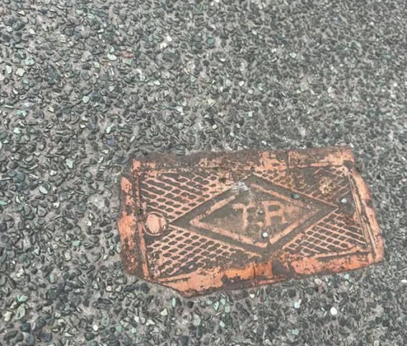 TR磚：鐵路建築用磚，常見在車站與宿舍。拍攝者:陳庭渝/拍攝日期:2025/11/25