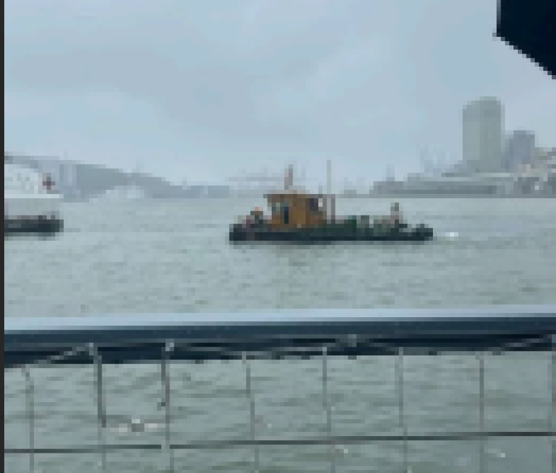這是基隆港漁夫出海捕魚的圖片。拍攝者:葉志胤/拍攝日期：2025/11/04