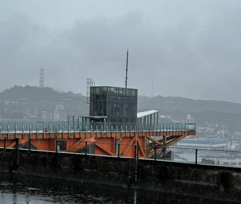 基隆塔如起重機般的外觀，呼應了基隆港灣城市的定位。(拍攝者：王韋齊 ∕ 拍攝日期：2026/05/05)