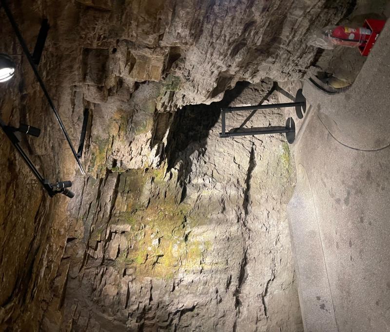 洞內可見工人們的開鑿痕跡及岩石紋理，富含歷史及自然氣息。(拍攝者：王韋齊 ∕ 拍攝日期：2026/05/05)