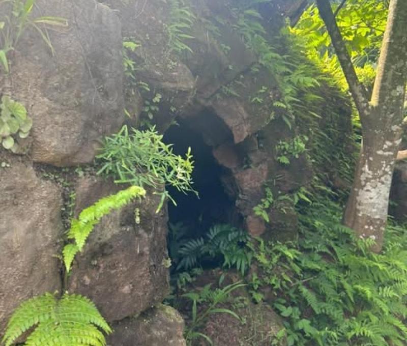 附圖為之前需燒煤炭或礦石所形成的洞，四面八方都有，此圖為其中一個，不過已經廢棄而被列為文化遺址。