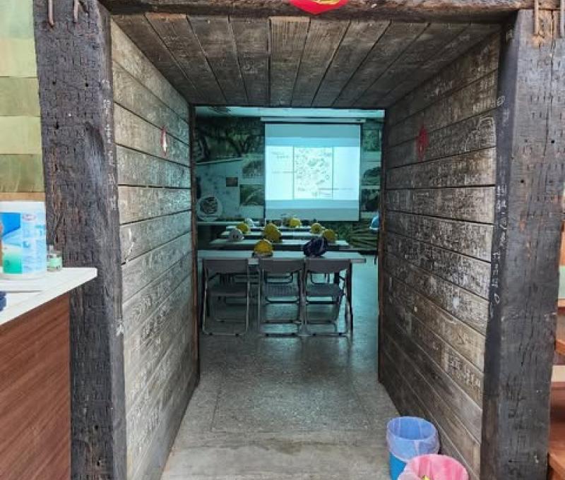 附圖為瑪陵坑遊客中心裡仿造在隧道裡的建築，內部有建設椅子和投影幕，可在此處觀看瑪陵坑的各種大小事。
