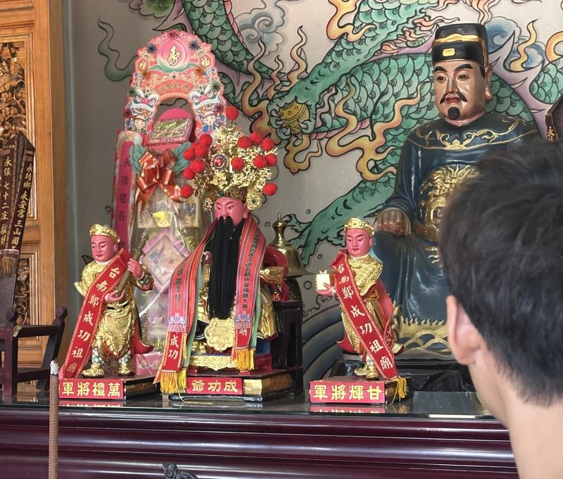 紀念館內鄭成功塑像採用典型的綠袍設計（照片提供者：胡其瑞 / 拍攝日期：2025/11/08）
