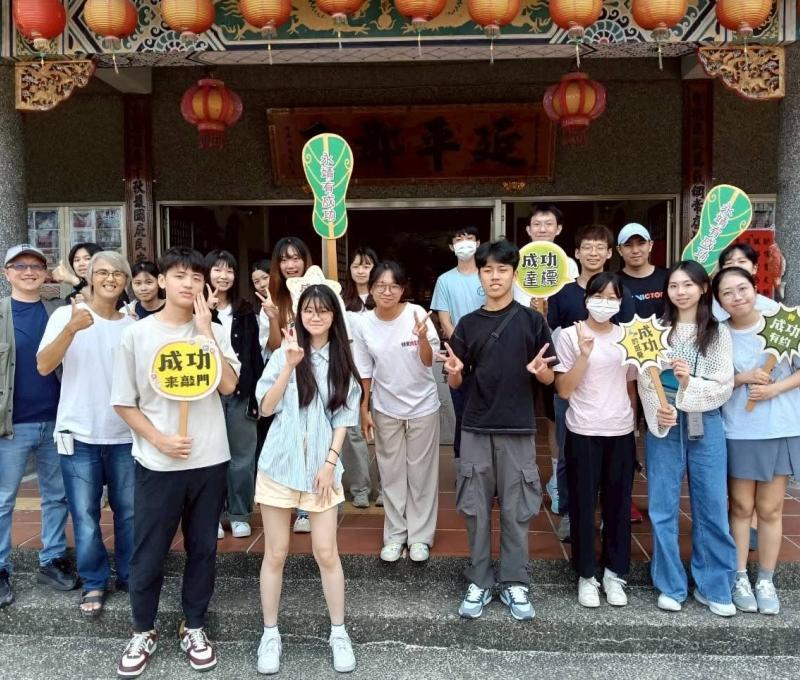 課程同學於紀念館前合影（照片提供者：胡其瑞 / 拍攝日期：2025/11/08）