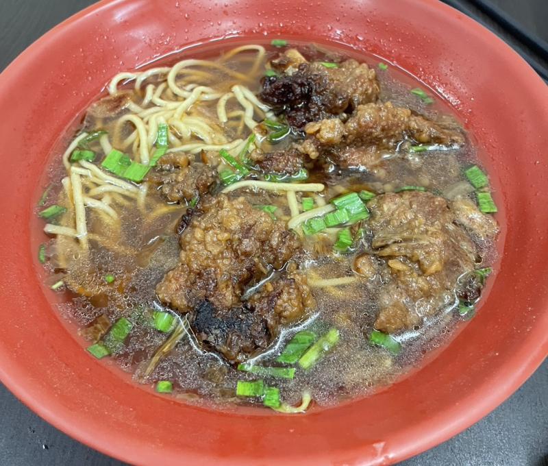 永靖肉羹的排骨酥麵用料大方，可以吃到許多的排骨酥，調味較重，加入許多蔥蒜調味（照片提供者：洪子晴 / 拍攝日期：2025/11/08）