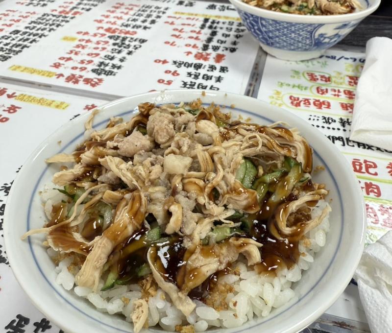 老東門雞肉飯，與其他地方不同的是，上面有許多黃瓜，吃起來非常清爽（照片提供者：黃彥霖 / 拍攝日期：2025/11/08）
