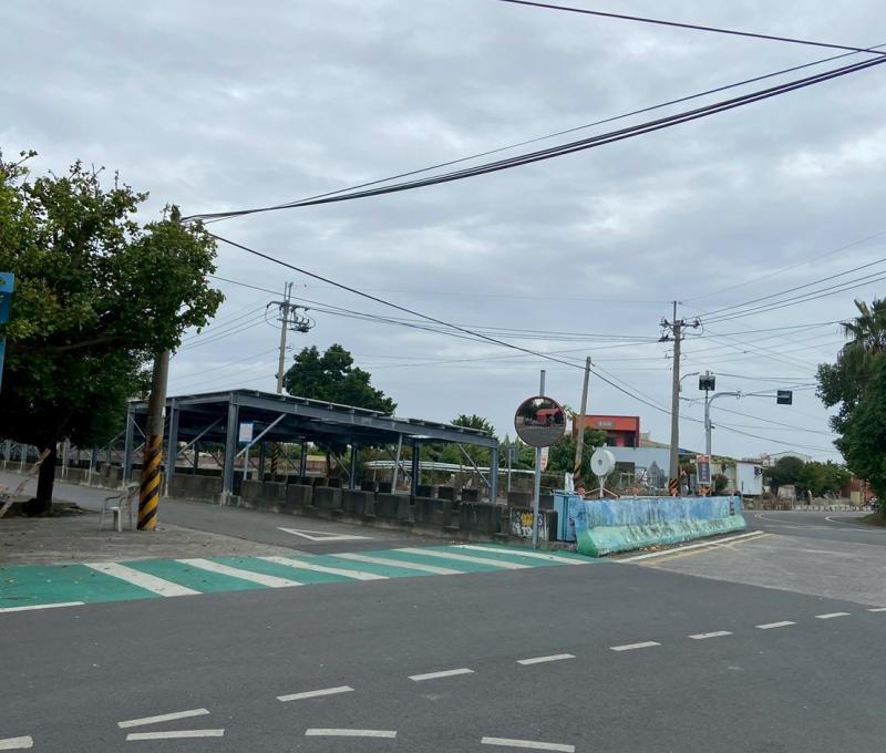 背對國聖宮向東望，可見水圳與橋梁景觀。（照片提供者：吳政緯 / 拍攝日期：2025/11/30）