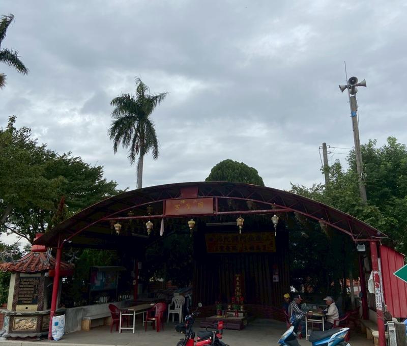 國聖宮正門對向所拍攝之建築外觀全景。（照片提供者：吳政緯 / 拍攝日期：2025/11/30）