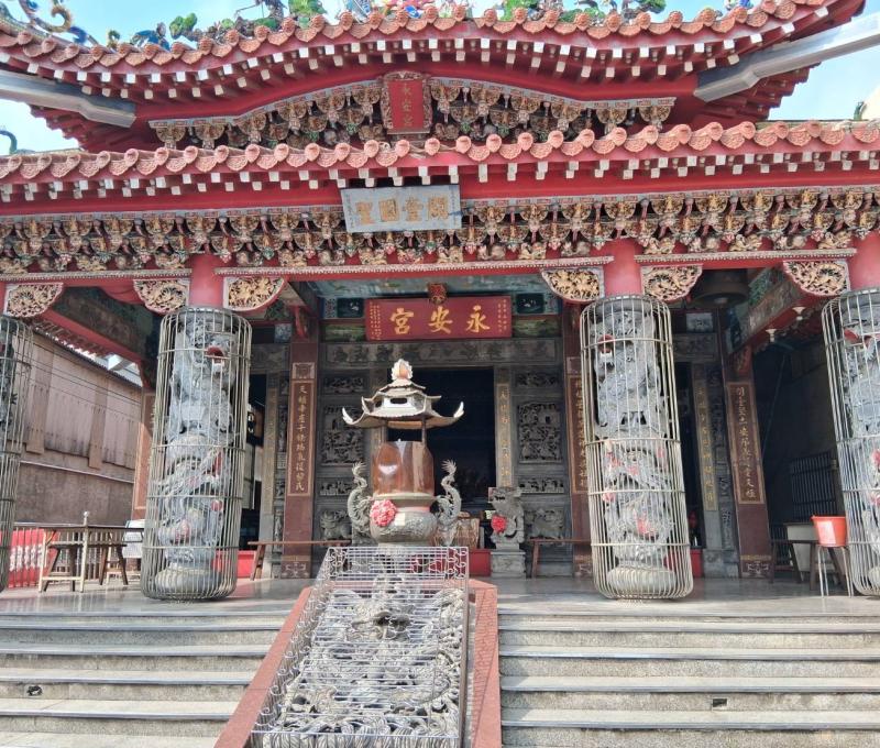 永安宮外觀，可見「開臺國聖」匾與「永安宮」相映（照片提供者：楊頤瑾/ 拍攝日期：2025/11/08）