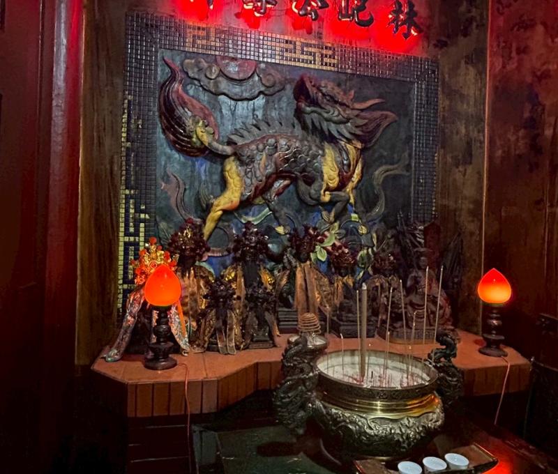 為感念林圯率軍拓墾並殉難，靈德廟內特別配祀